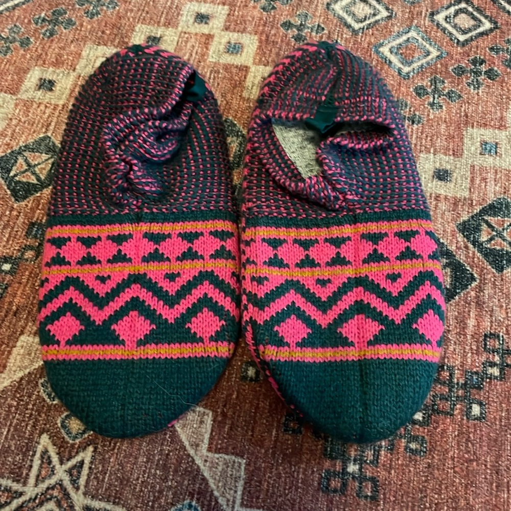 Bombas Non-Slip Slippers NWOT